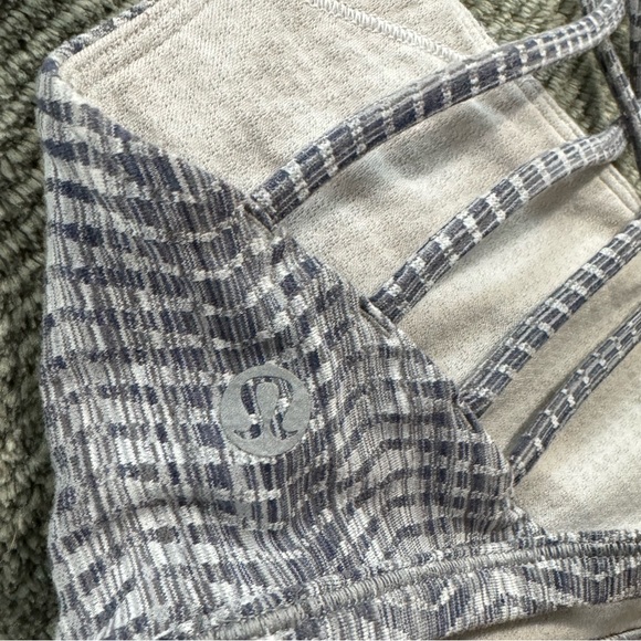 Lulu🍋 Criss Cross Back Sports Bra - Picture 3 of 3